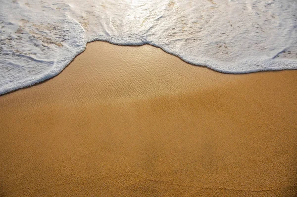 金黄沙子与海洋水泡沫 — 图库照片