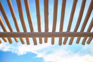 Ahşap beyaz şort gölgelik yapısı üzerinde düşük bakış açısı