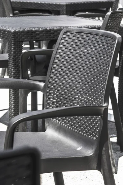 Άδειο Μαύρα Πλαστικά Τραπέζια Και Καρέκλες Στη Βεράντα — Φωτογραφία Αρχείου