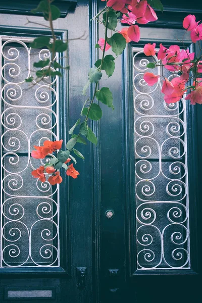 Detalle Una Puerta Casa Tradicional Con Flores Fotos de stock