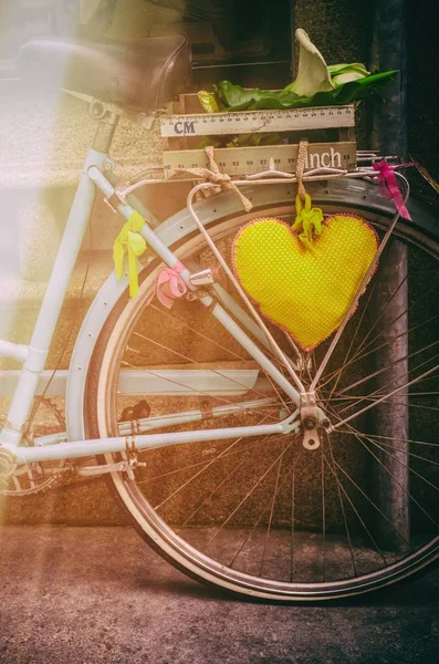Λεπτομέρεια Από Ένα Vintage Ποδήλατο Ένα Σχήμα Καρδιάς Μαξιλάρι Και — Φωτογραφία Αρχείου