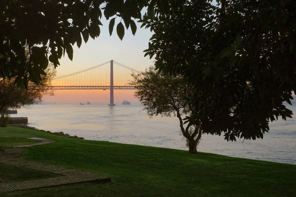 Kwietnia Most Lizbonie Zachód Słońca Parkiem Drzewa Trawa Pole — Zdjęcie stockowe