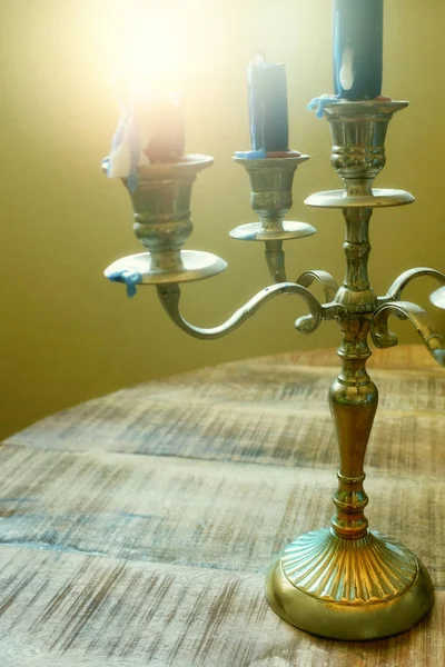 蜡烛架与几个使用过的蜡烛的细节 — 图库照片