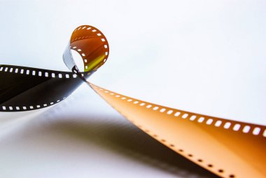 Geliştirilmemiş fotoğraf filminin kutudan çıkmasının detayları