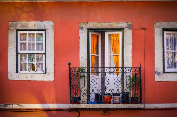 典型的阳台在阿尔法马 一个古老的街区在里斯本 葡萄牙 — 图库照片