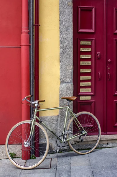 Parkolt Kerékpár Mellett Egy Piros Ajtó Oporto Portugália — Stock Fotó