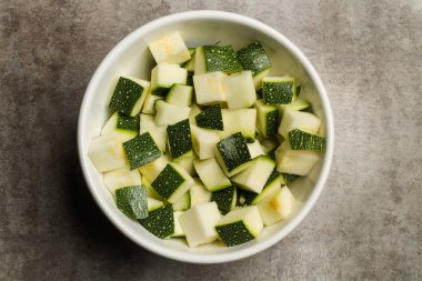Zuchinni beyaz bir kase parçaları