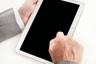 adam bir tablet ile çalışma