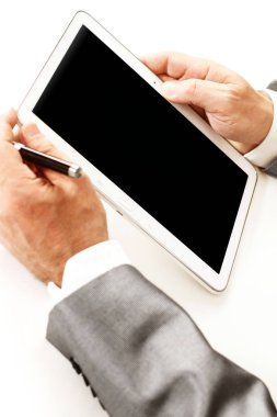 adam bir tablet ile çalışma