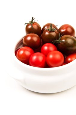 Beyaz bir kase kiraz domates