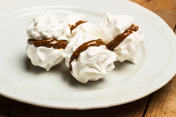 Merengues Com Creme Caramelo — Fotografia de Stock