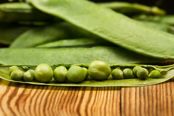 Grüne Bio Bohnen Auf Einem Holztisch — Stockfoto