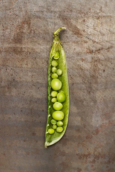 Grüne Bio Bohnen Auf Einem Rostigen Tisch — Stockfoto