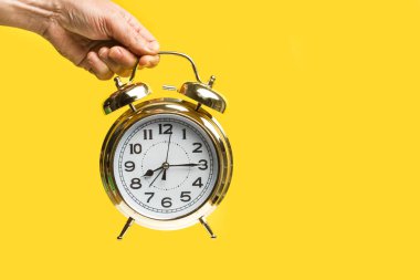 Bir adam el eski bir çalar saat