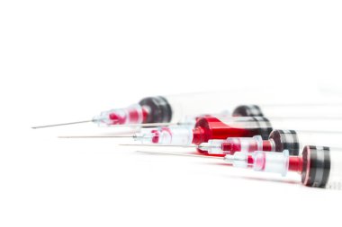 Kırmızı sıvılı beş tek kullanımlık şırınga