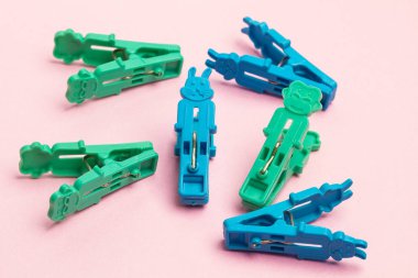 Yeşil ve mavi clothespins dönüştürün