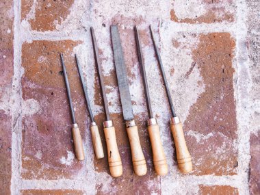 Tuğla zemin üzerinde ahşap için dosyalar