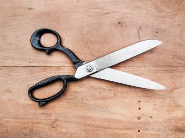 Ahşap bir masa üzerinde eski bir scisors