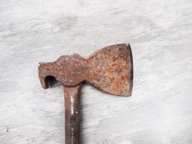 Mermer bir zemin üzerinde eski bir balta