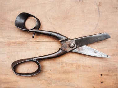 Ahşap bir masa üzerinde eski bir scisors