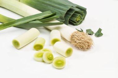 N yalıtılmış görünümde bir pırasa ve parçaları