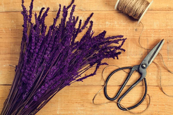 Lavendel Trockener Strauß Schere Und Faden — Stockfoto