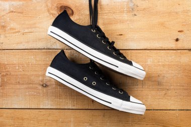 bir çift siyah ayakkabı