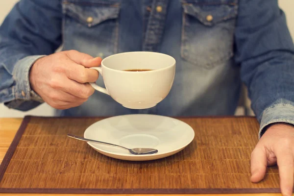 Uomo Con Una Tazza Caffè Mano Tavolo Legno Casa — Foto Stock