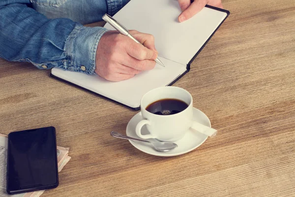 Homme Travaillant Sur Son Bureau Avec Une Tasse Café — Photo