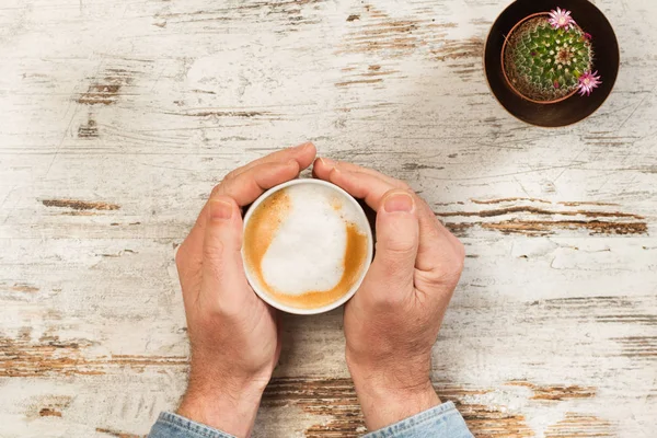 Uomo Con Una Tazza Caffè Mano Tavolo Legno Casa — Foto Stock