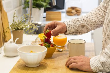 Adam doğal kahvaltı