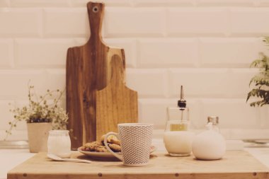 Mutfakta kurabiye ve süt ile kahvaltı