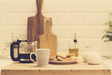 Mutfakta kurabiye ve süt ile kahvaltı