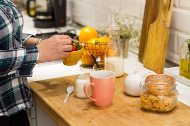 Mutfakta doğal bir kahvaltı sahip kadın