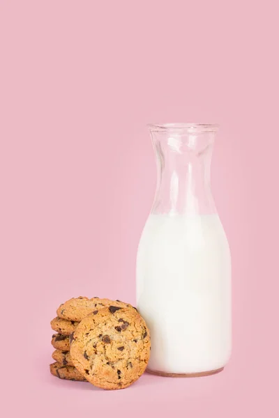 Cokies Chocolate Chips Bottle Milk Pink Background — Stock Photo, Image