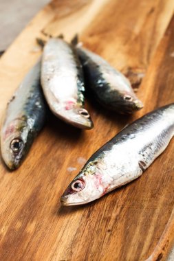 Bir mutfak ahşap tahta taze sardalye