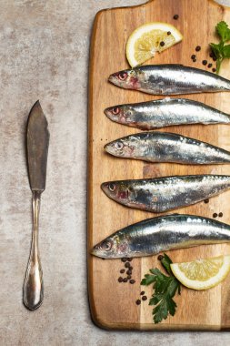 Bir mutfak ahşap tahta taze sardalye