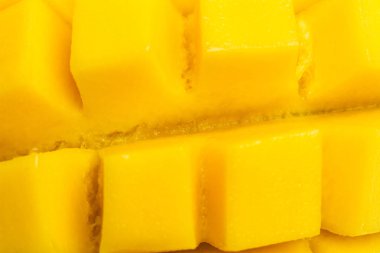 Görünümü dışarı bir kesim bir mango meyve