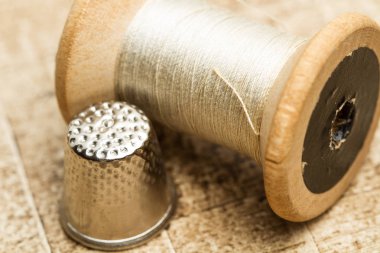 Eski iplik makara ve bir thimble