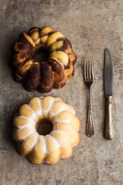 Bir vanilya ve çikolata ve limonlu kek