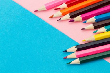 Renkli arka planlar üzerinde renkli kalem