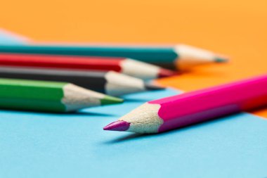 Renkli arka planlar üzerinde renkli kalem