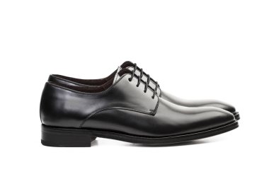 Siyah ayakkabı izole görünümü bir çift