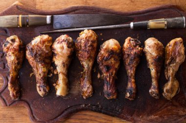 Bir mutfak tahtası sekiz ızgara tavuk uyluk
