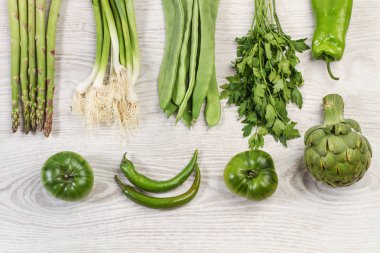 Beyaz ahşap masa üzerinde çeşitli sebzeler