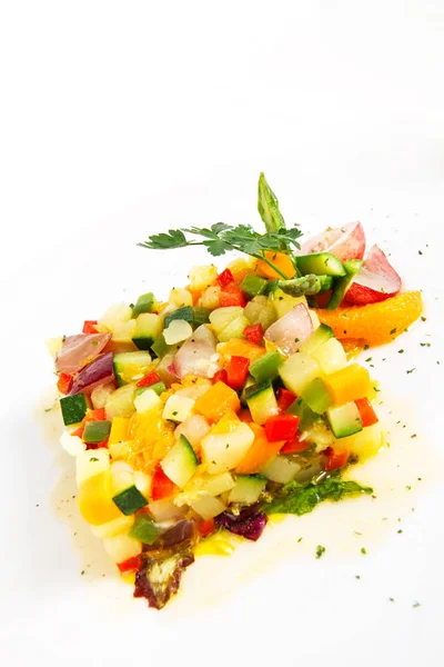 白い皿に野菜とフルーツのタルタル — ストック写真