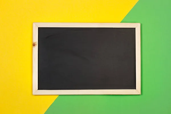 Eine Saubere Tafel Auf Gelb Grünem Hintergrund — Stockfoto