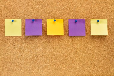 Yapışkan notlar bir mantar tahtası üzerinde asılı