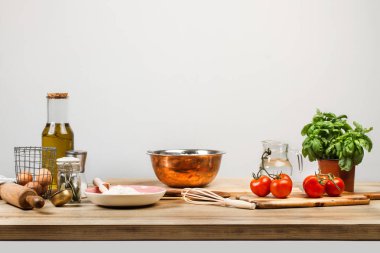 Malzemeler ve mutfak gereçleri ahşap bir masada makarna yapmak için