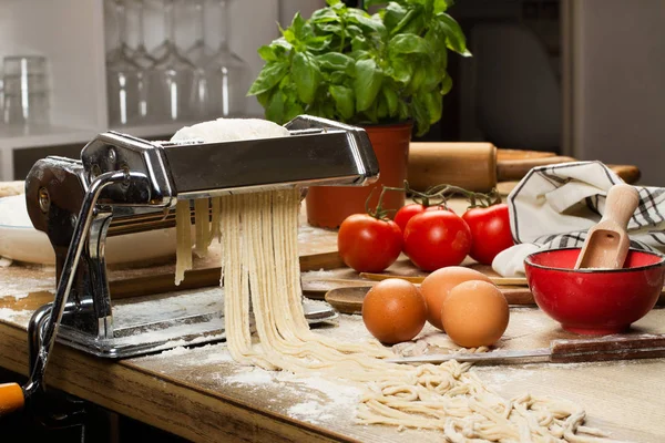 Máquina Pasta Con Fideos Ingredientes Una Mesa Madera — Foto de Stock